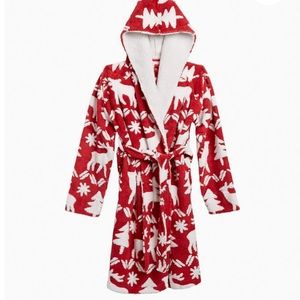 Vera Bradley Cozy Life Jacquard Fleece Robe in Reindeer Intarsia Red
